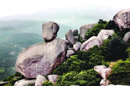 奇石散落山坡各處，處處皆景