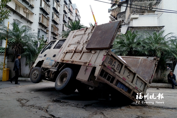 超載貨車壓塌路面陷入大坑　事發(fā)路段地基被掏空