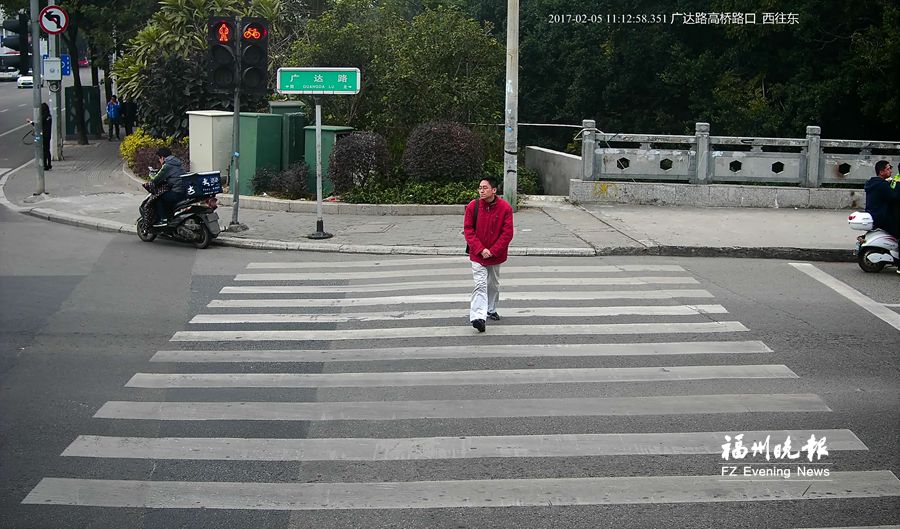 福州曝光20起行人非機(jī)動車闖紅燈　20輛車濫用遠(yuǎn)光燈被抓拍