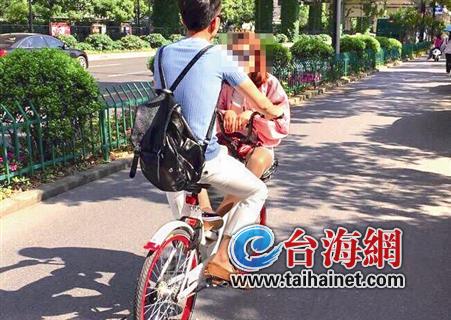 情侶坐在共享單車籃子里秀恩愛　小心被扣車罰款