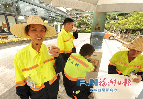 福州上海街道愛心茶攤開“分店” 暢飲解暑涼茶 