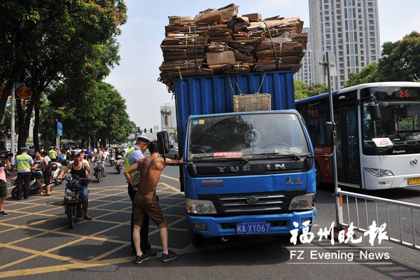 交警整治逆行電動(dòng)車見效  加大對機(jī)動(dòng)車違法處罰力度