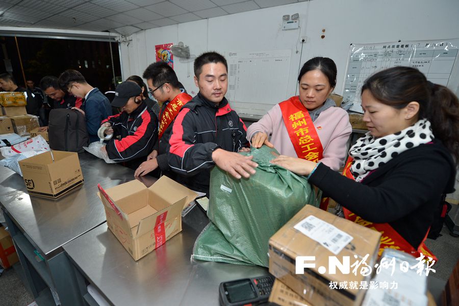 記者跟隨市總工會(huì)黨員志愿者夜訪一線職工