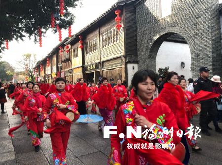 福州十邑民俗踩街秀精彩持續(xù) 坊巷腰鼓聲聲增年味