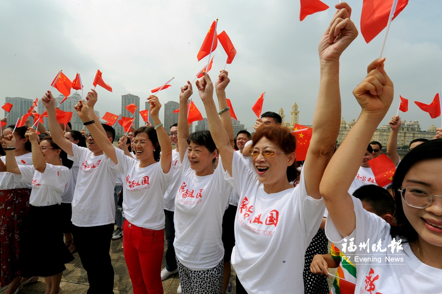 臺(tái)江300多人上演創(chuàng)意快閃 獻(xiàn)禮新中國(guó)70周年華誕