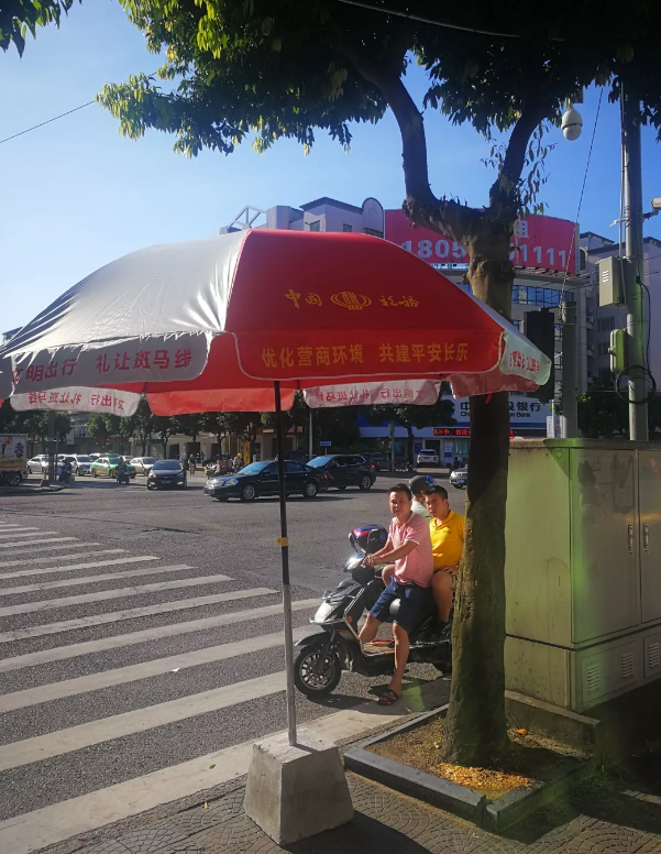 “小紅傘”撐出文明風(fēng)景線