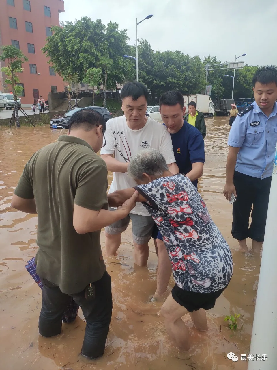 暴雨中，他們是最美的身影,！