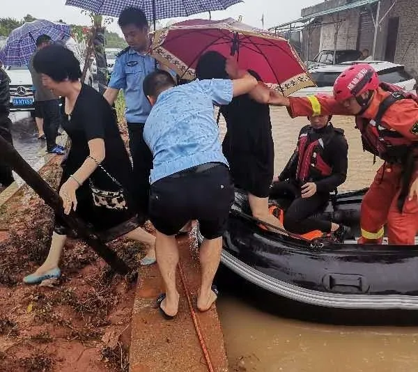 暴雨中，他們是最美的身影,！