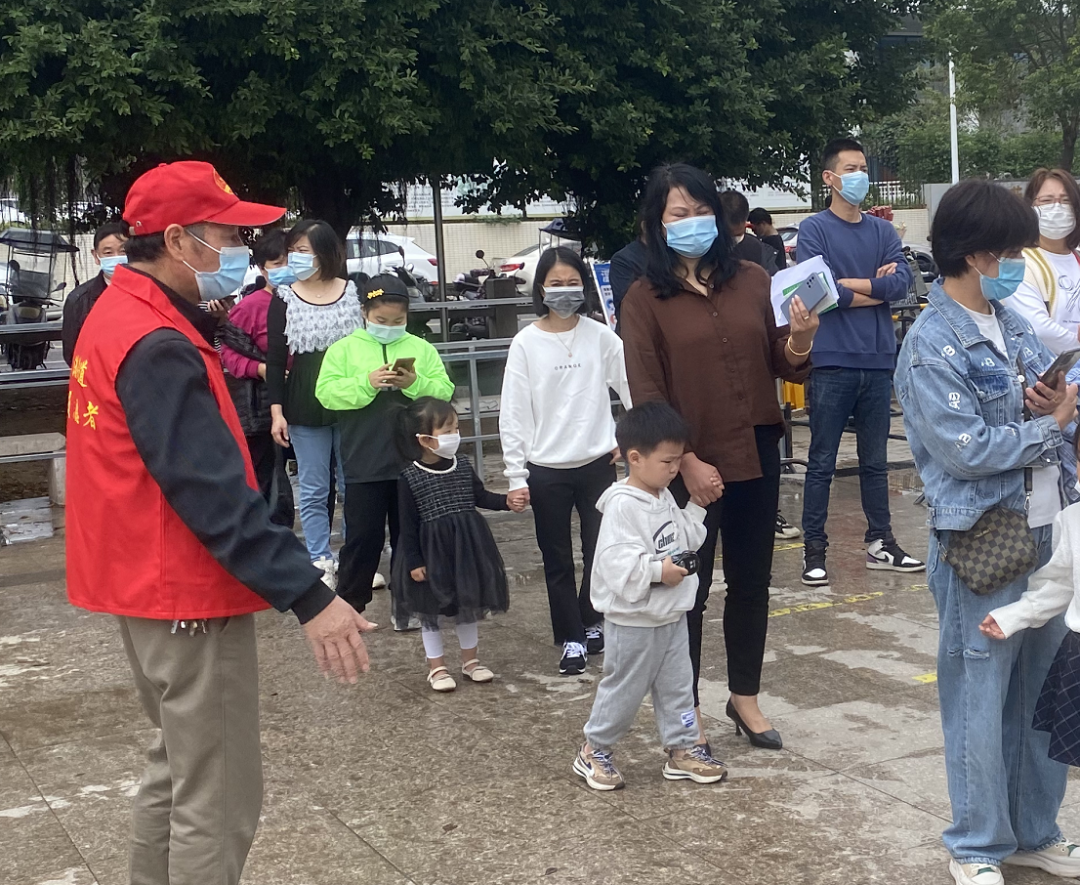 贊！這個街道“疫”線的“銀發(fā)”身影,！