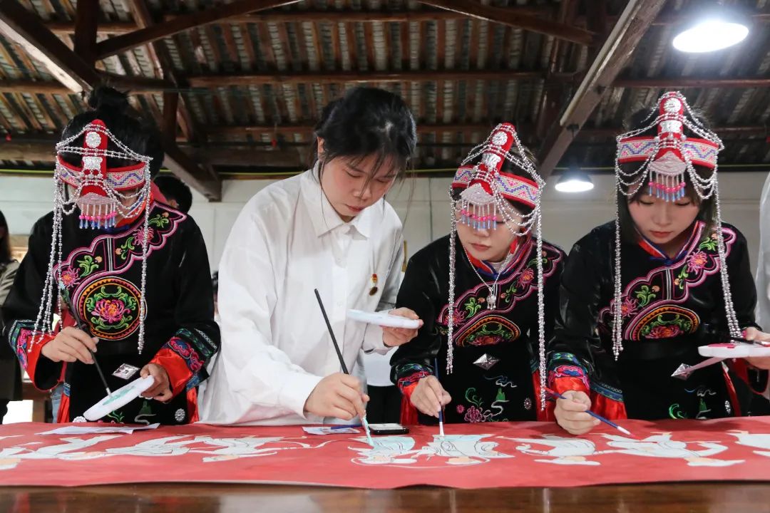 剪紙,、繪畫(huà)、打鼓板……這個(gè)藏在僑鄉(xiāng)的神秘村落好熱鬧,！