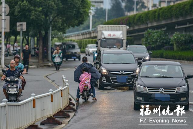 南二環(huán)則徐大道高架橋路段　民警查糾交通違法