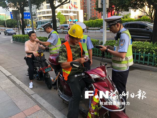 鼓樓交警1小時查處25起非機動車交通違法行為