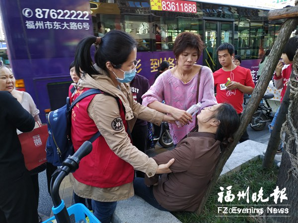 福州一騎車(chē)女子意外摔倒 文明志愿者上前攙扶