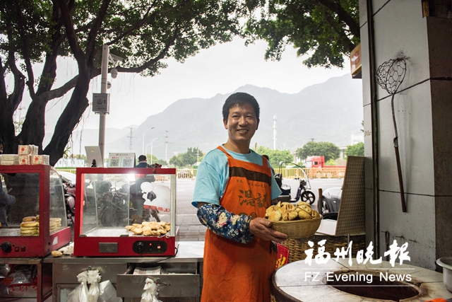 航海人溫步貢改行傳承炭烤蔥餅　打造網(wǎng)紅美食