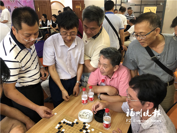 圍棋團體接力對抗賽在榕上演　現(xiàn)場設(shè)置研究小組