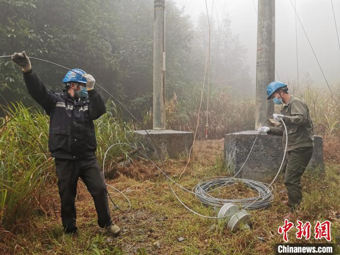 福建“斷崖式”降溫降雨　供電部門冒雨晝夜搶修