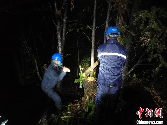 福建“斷崖式”降溫降雨　供電部門冒雨晝夜搶修