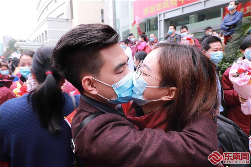 歡迎回家！ 194名對口支援宜昌醫(yī)療隊員結(jié)束集體休整與親人團(tuán)聚