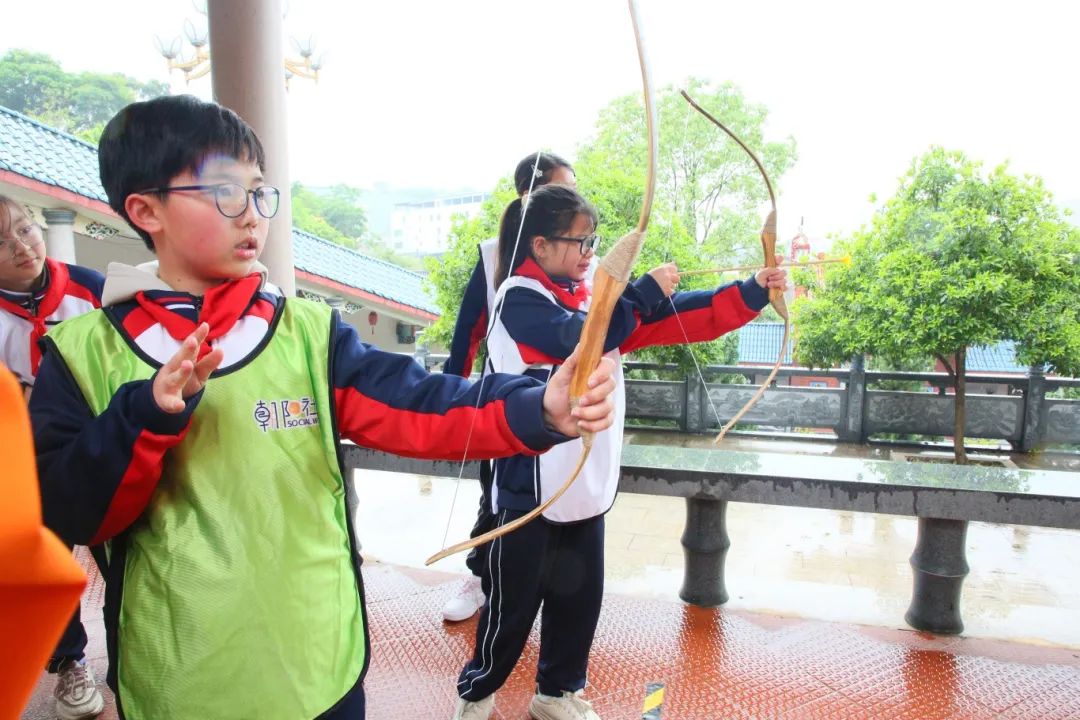少年集結(jié),！玩拼圖,、學(xué)射箭，趣味研學(xué)“箭” 入人心→