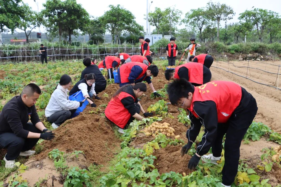 “哇,！”長樂這所學(xué)校傳出陣陣歡呼......