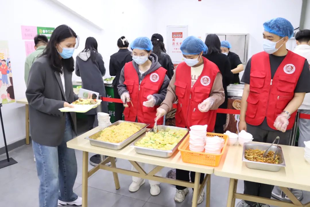 “哇,！”長樂這所學(xué)校傳出陣陣歡呼......