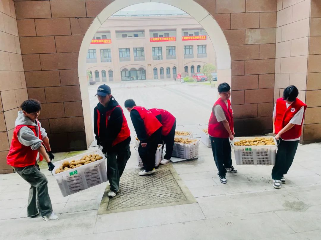 “哇！”長樂這所學(xué)校傳出陣陣歡呼......