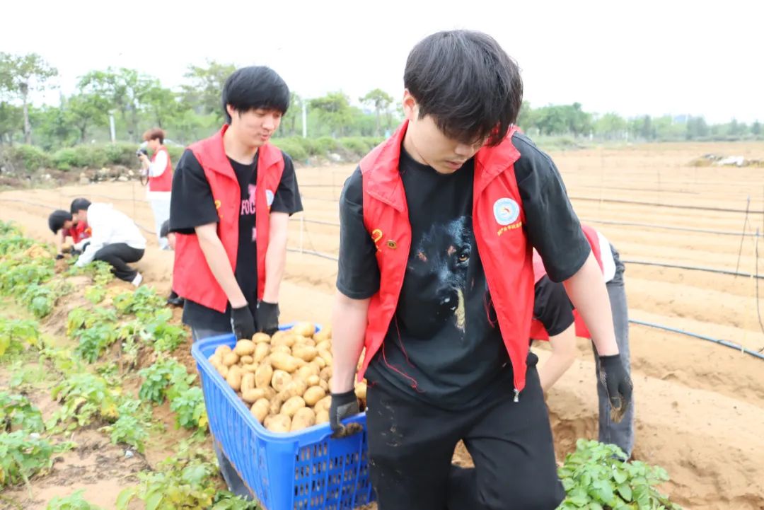 “哇,！”長樂這所學(xué)校傳出陣陣歡呼......