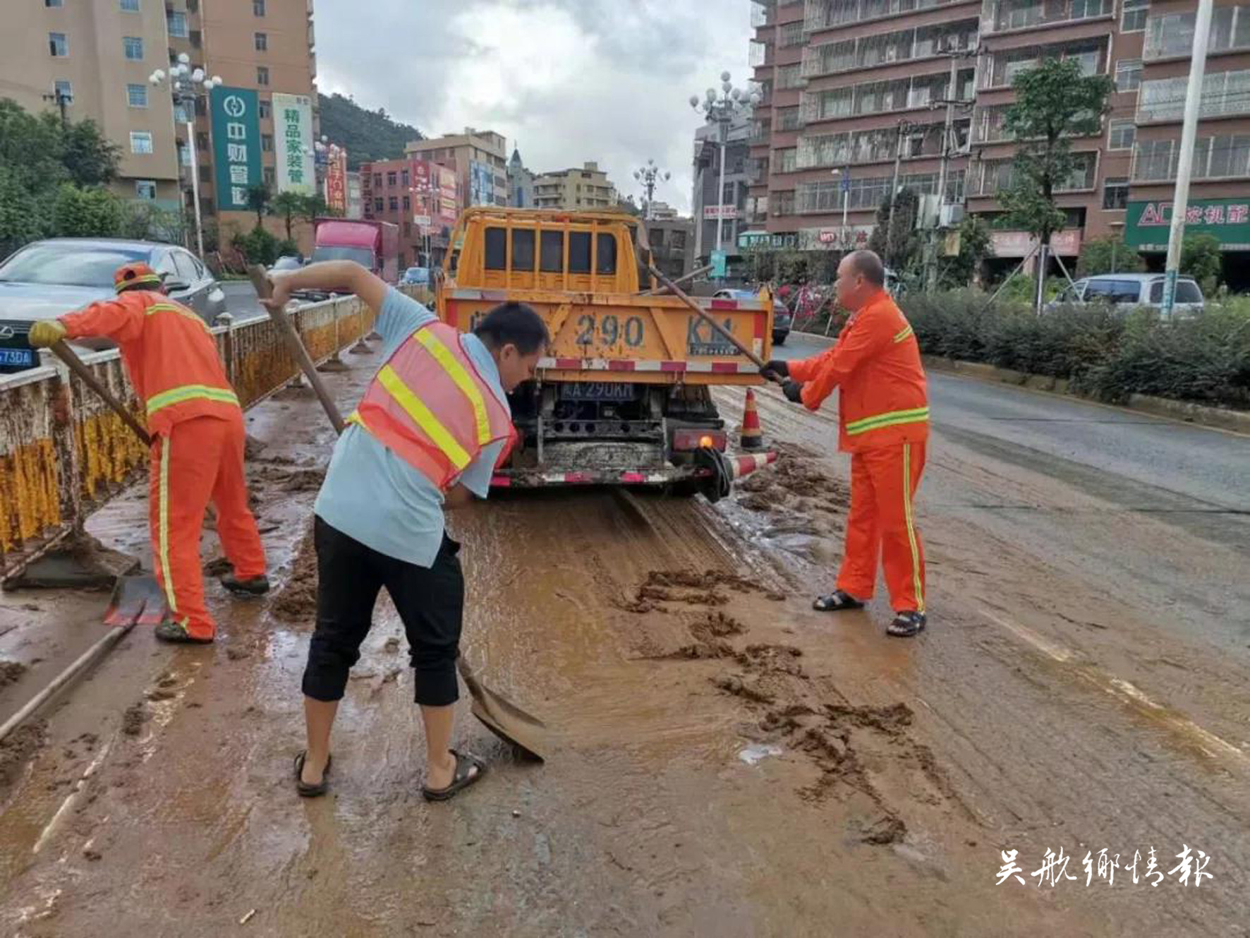 泥沙滿路面,，長樂公路人冒雨清理3小時(shí)