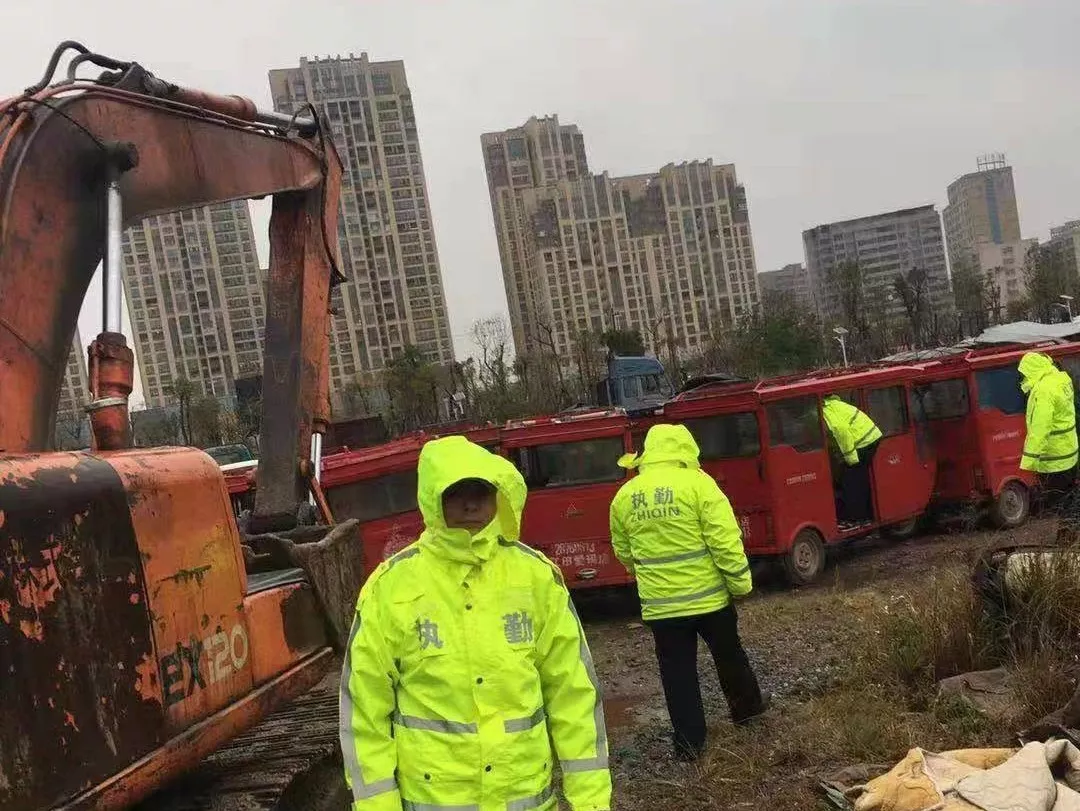 金峰鎮(zhèn)集中銷毀98輛違規(guī)“三車”！