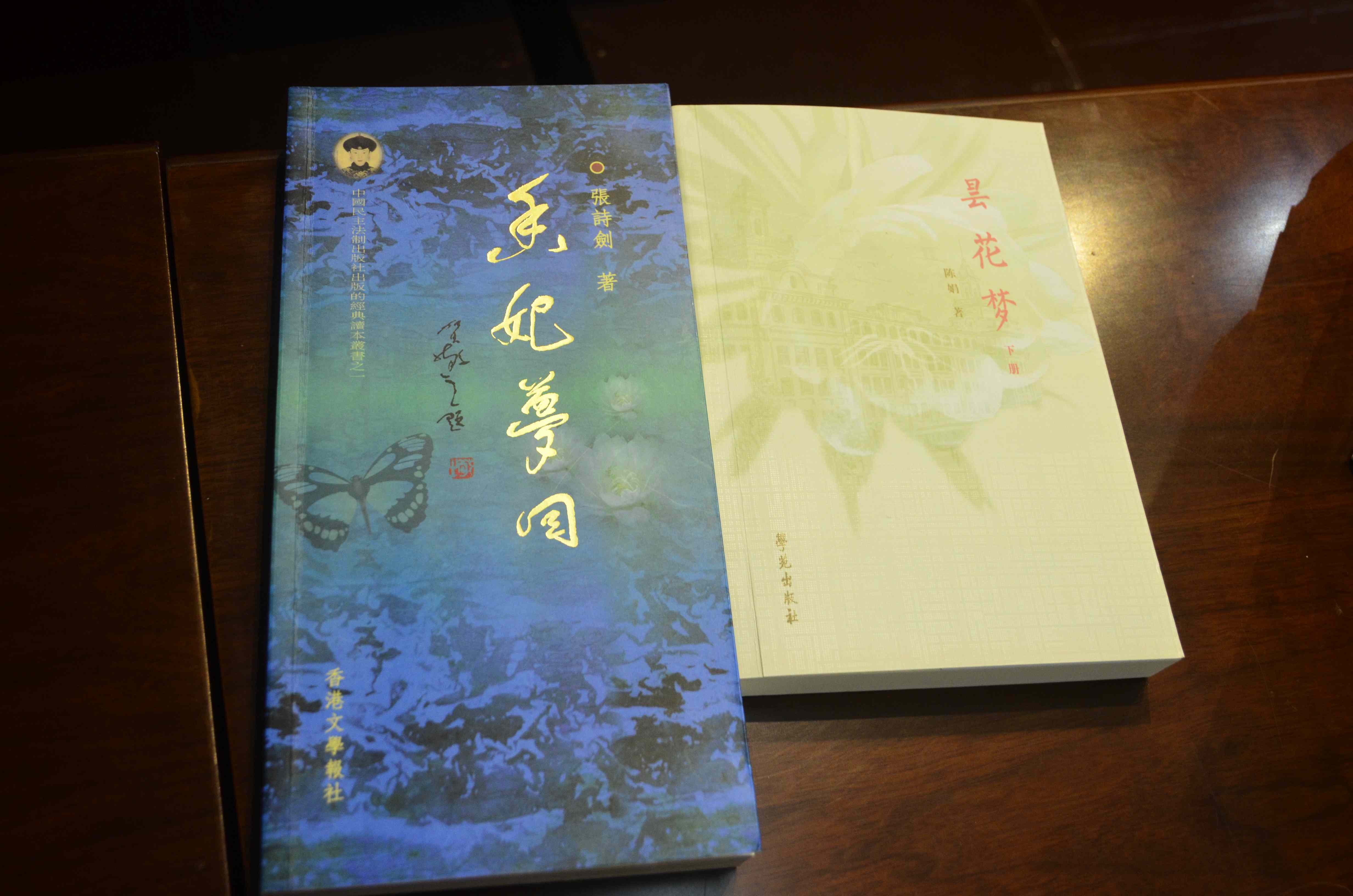 著名作家張?jiān)妱Ψ驄D向首占中心小學(xué)贈(zèng)書(shū)