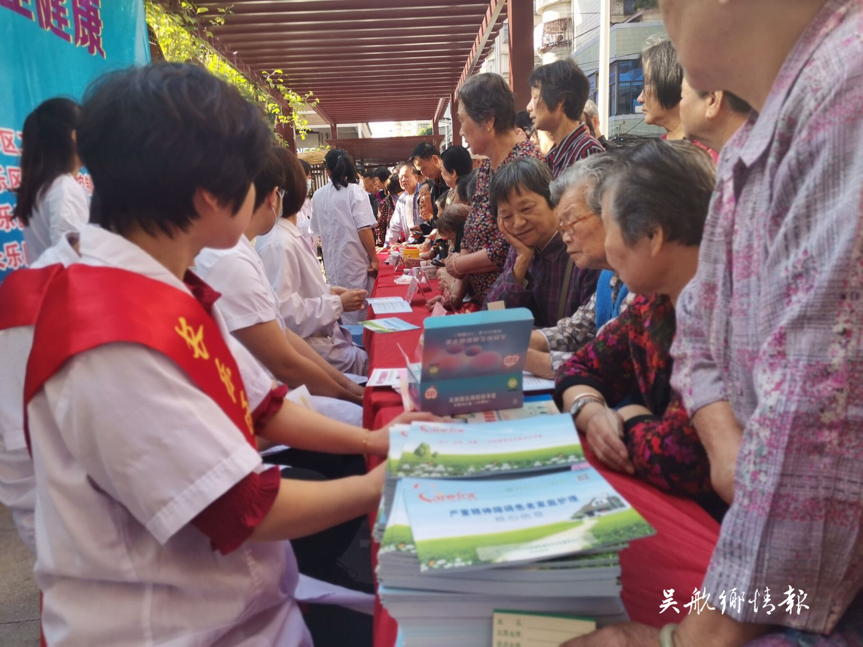  “世界精神衛(wèi)生日”義診宣傳活動走進(jìn)西關(guān)社區(qū)