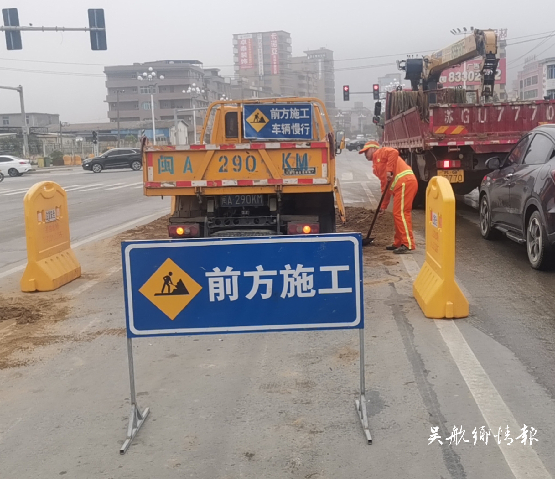 公路養(yǎng)護人及時清理擋路沙子