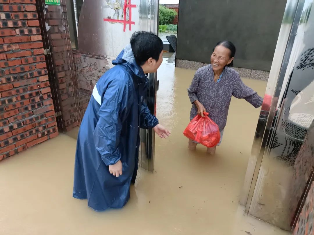 沖鋒向前，晝夜堅(jiān)守,！黨旗在防汛減災(zāi)一線高高飄揚(yáng)