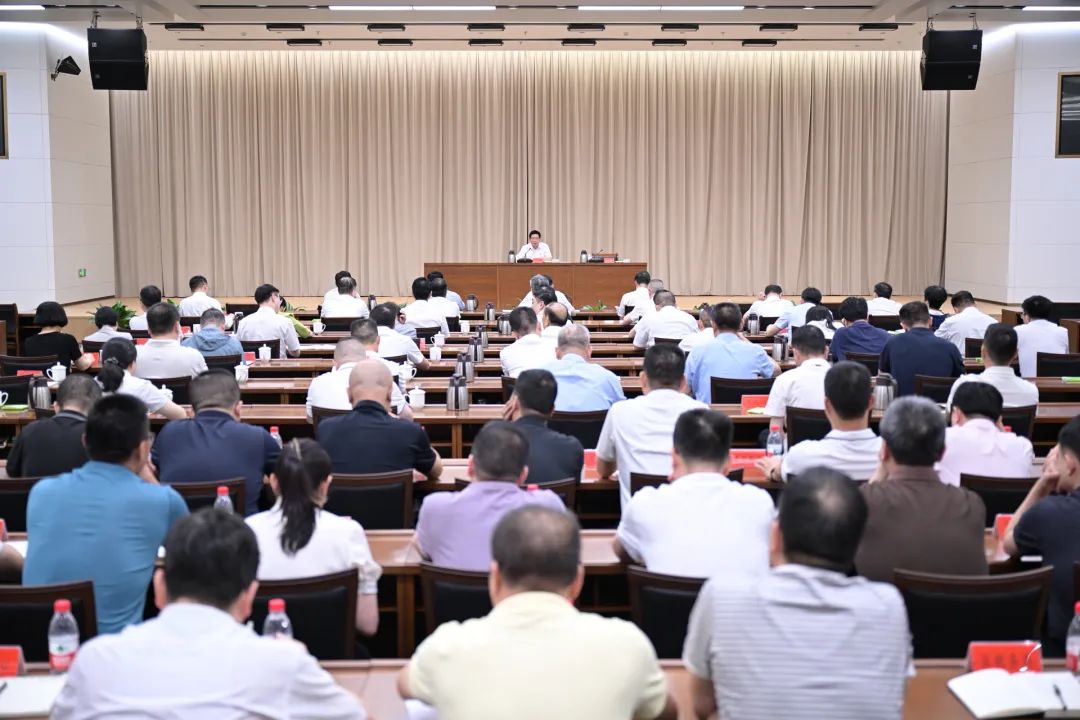 蘭文講授深入貫徹中央八項(xiàng)規(guī)定精神學(xué)習(xí)教育專題黨課