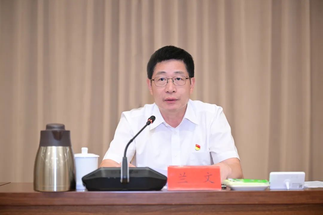 蘭文講授深入貫徹中央八項(xiàng)規(guī)定精神學(xué)習(xí)教育專題黨課