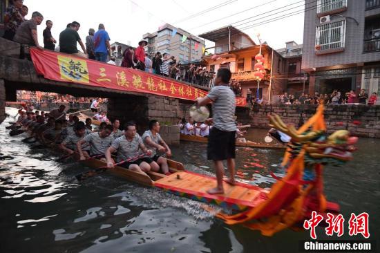 福建長(zhǎng)樂(lè)數(shù)十條龍舟夜色中競(jìng)渡