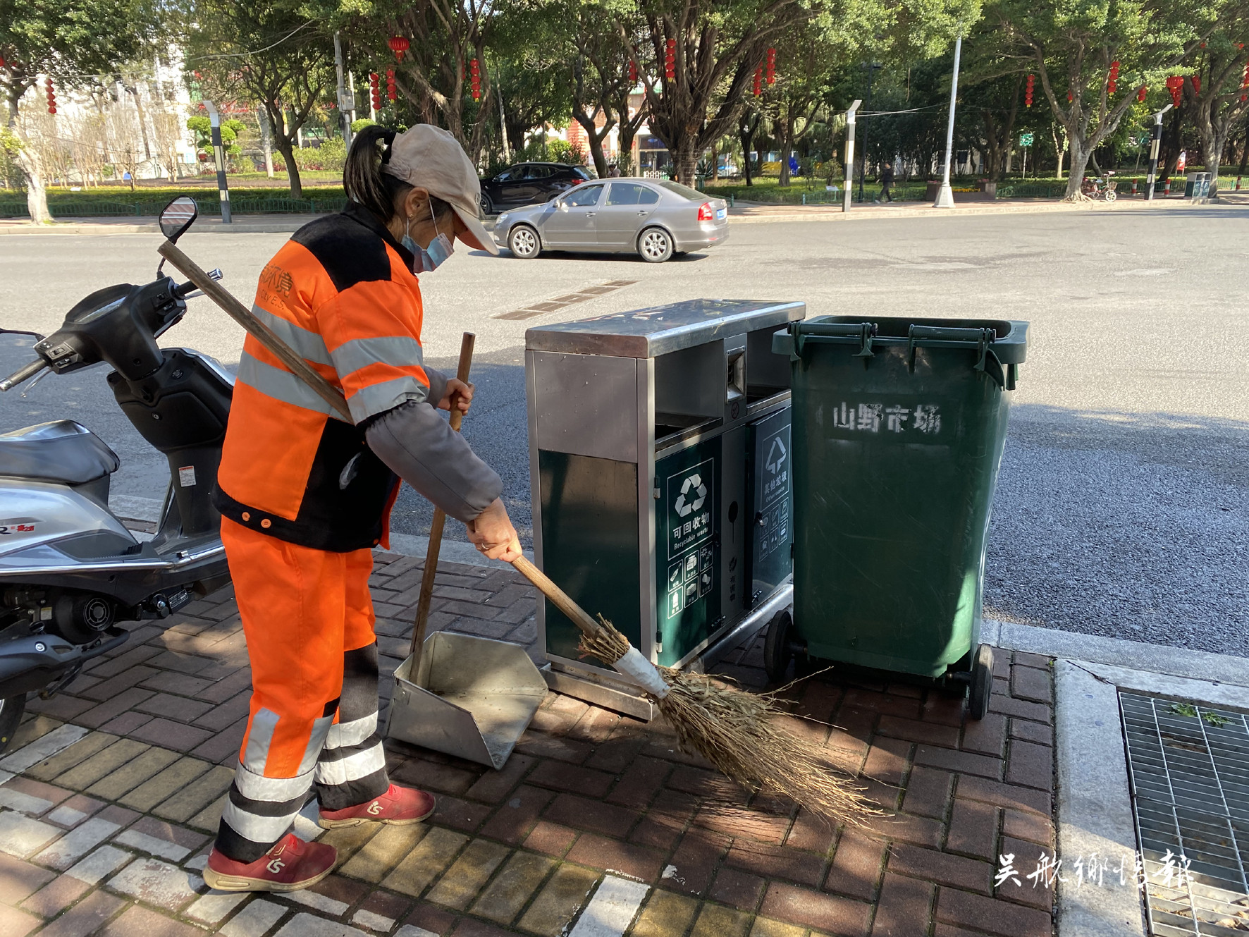 節(jié)日亦是工作日 堅守環(huán)衛(wèi)工作一線