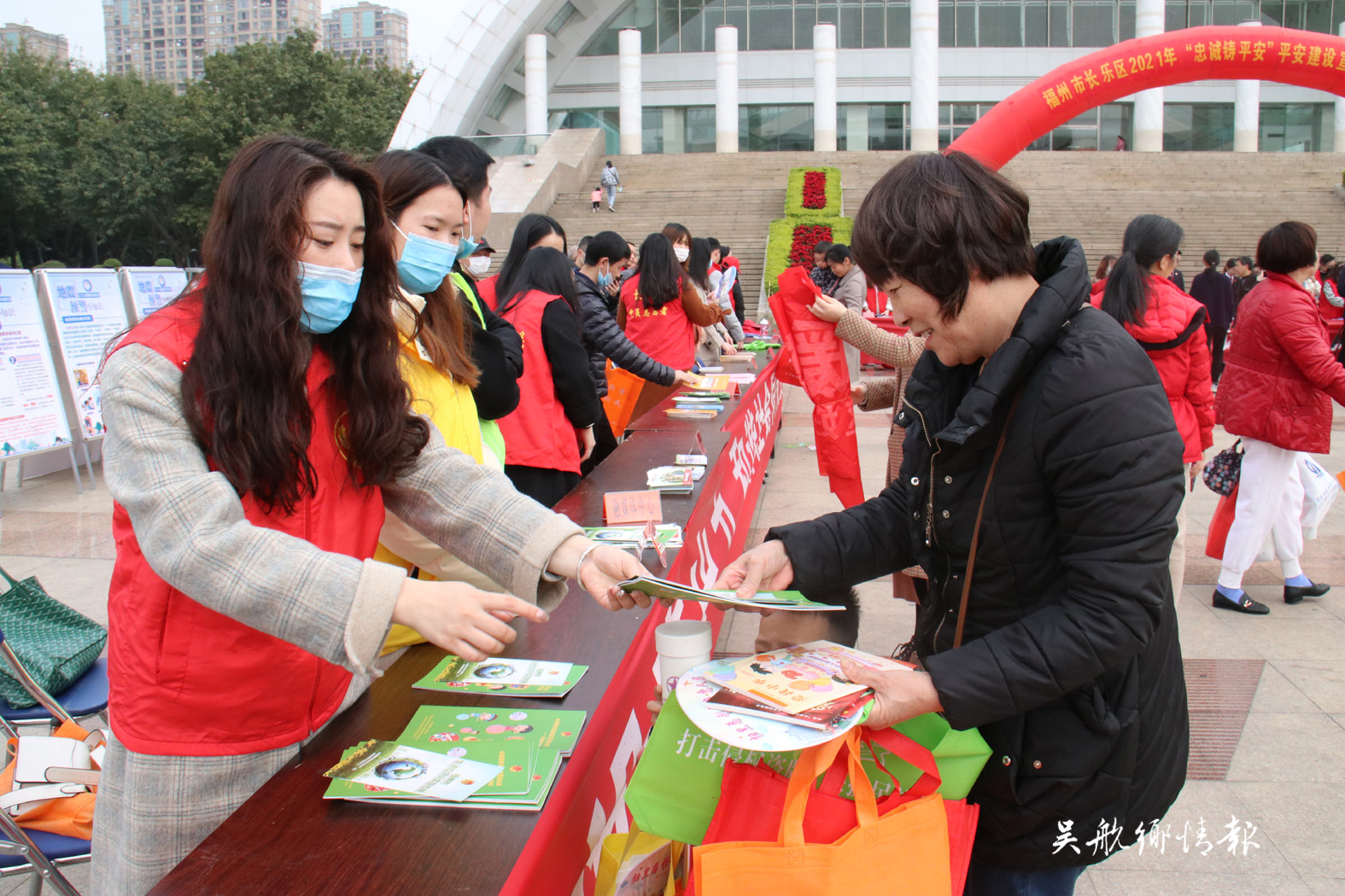 我區(qū)開展平安建設(shè)宣傳月集中宣傳