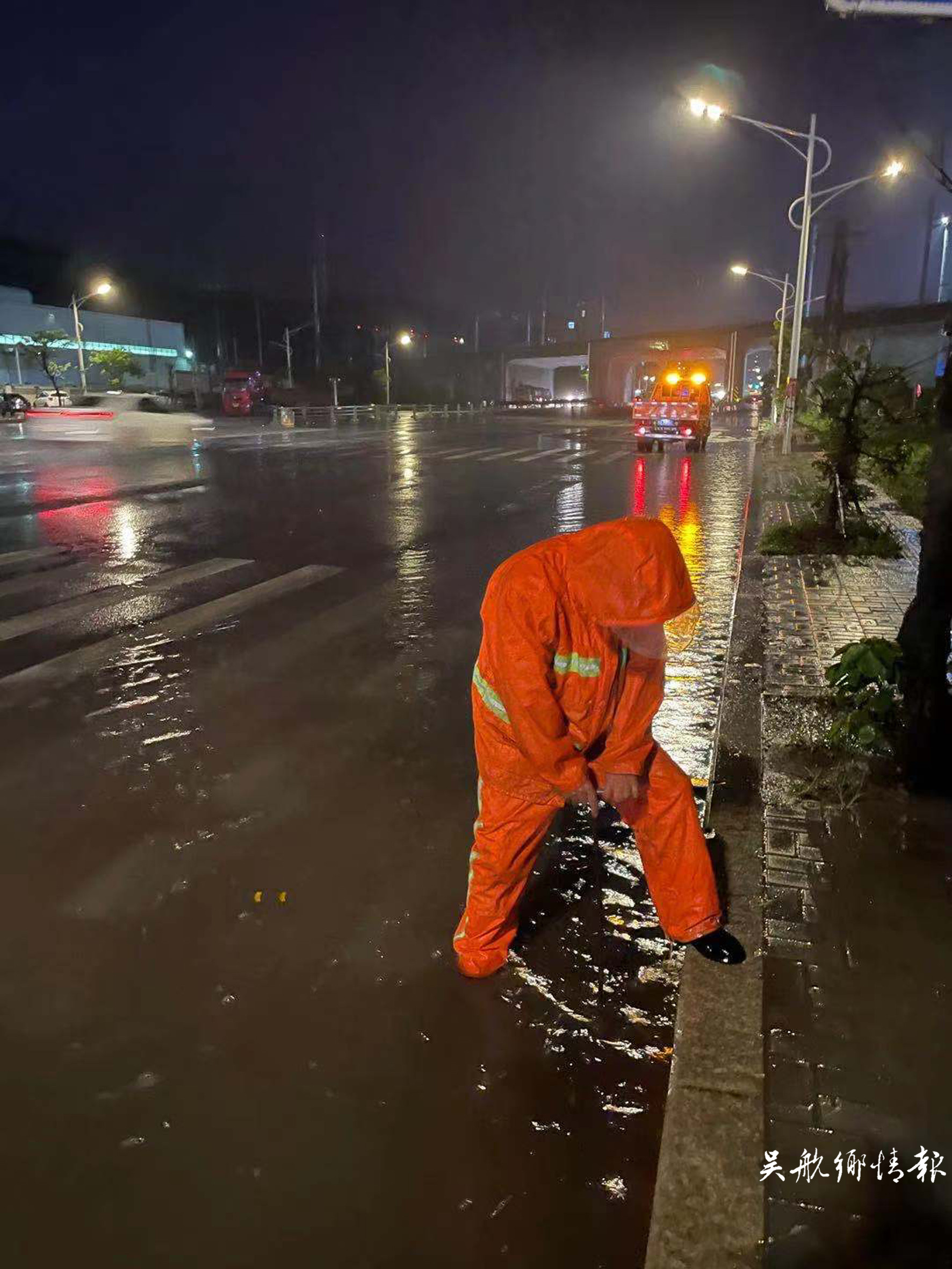 暴雨夜，公路上的“橙色”守護(hù)者