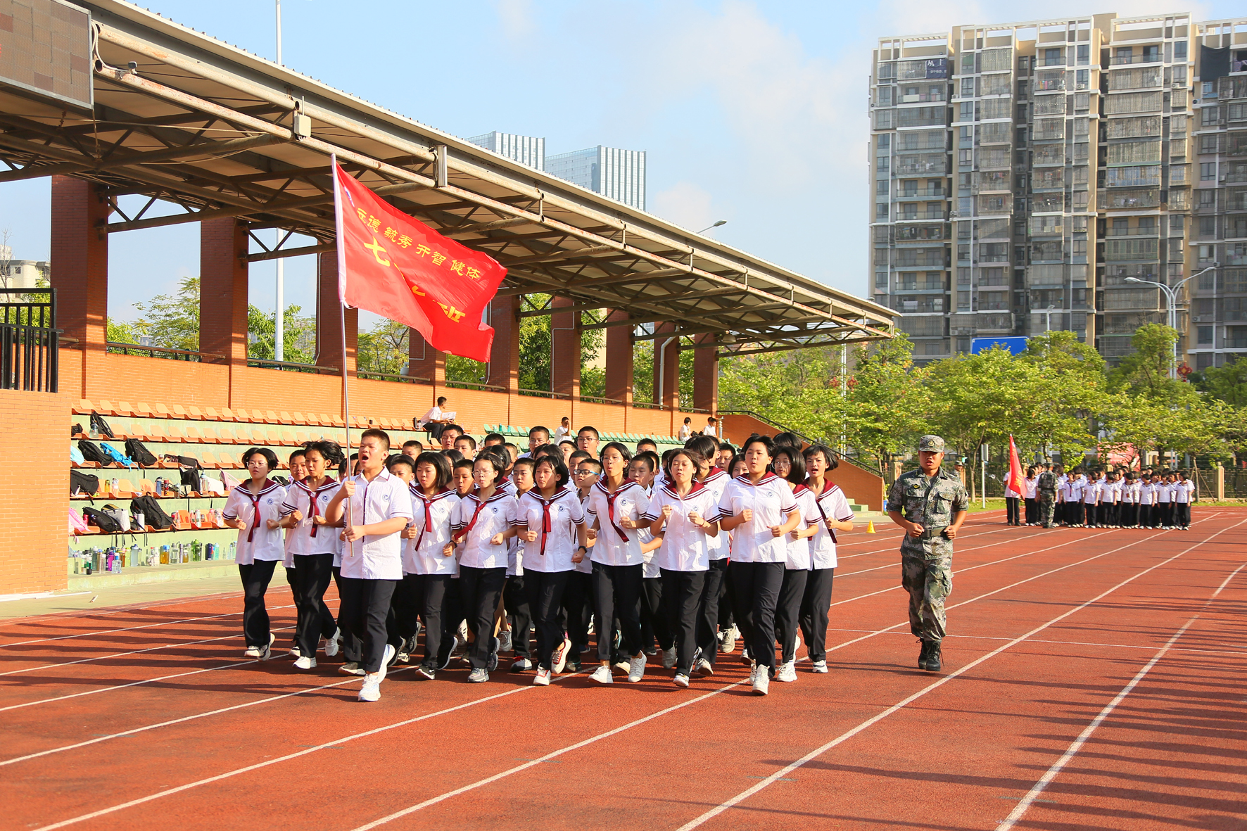 長樂一中2021-2022學(xué)年新生軍訓(xùn)會操暨結(jié)營儀式在首占校區(qū)舉行