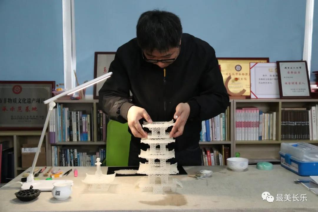 約12500粒米,！首個(gè)拼裝式作品！高樓米線再創(chuàng)新“高”