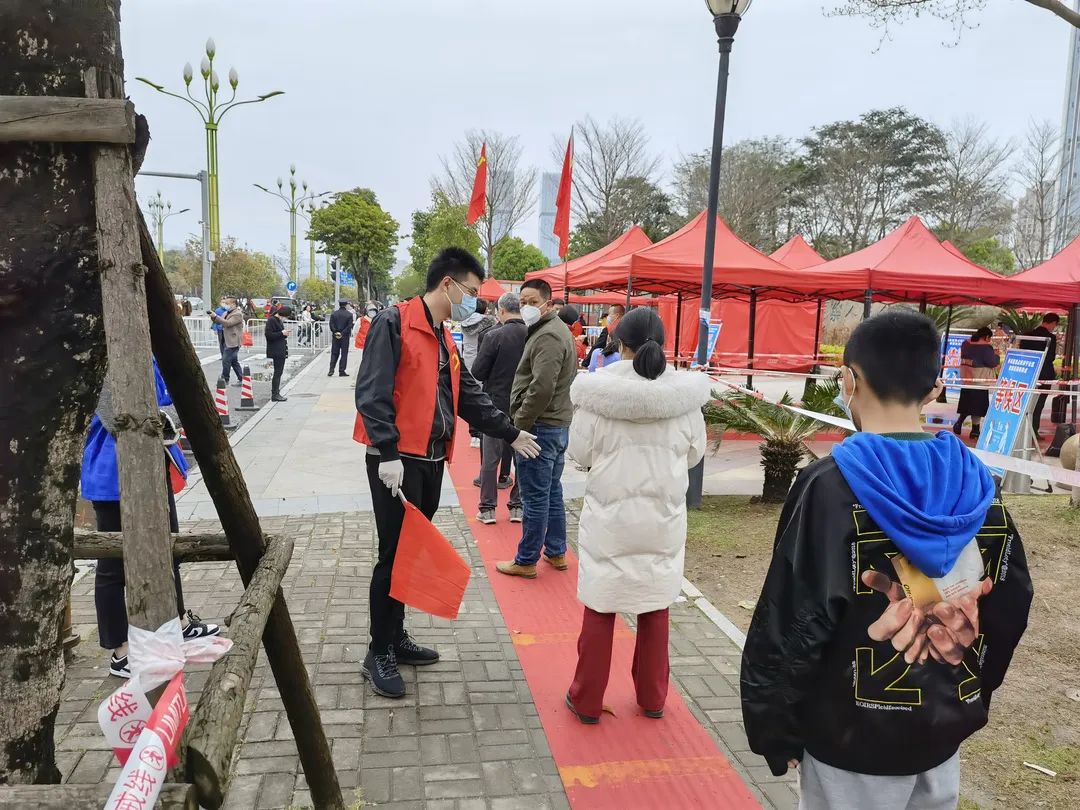 并肩戰(zhàn)“疫” 他們在前線和后方攜手同行