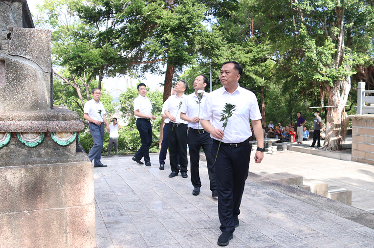 我區(qū)舉行烈士紀(jì)念日公祭活動