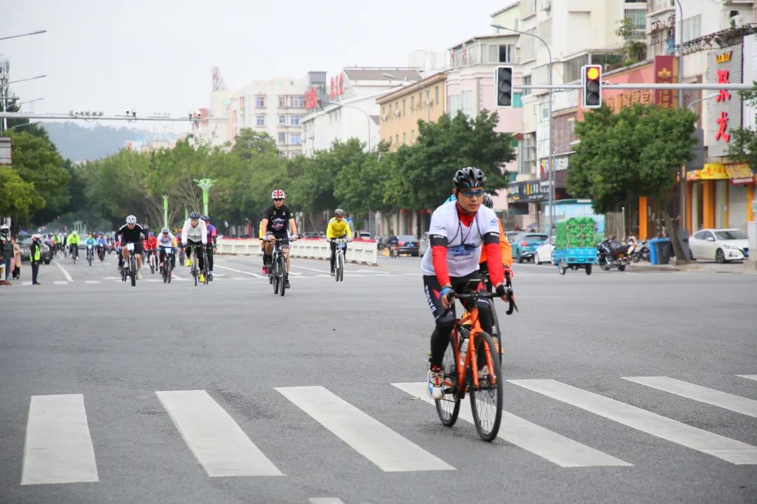 拼速度,，賞美景,！這場自行車騎行挑戰(zhàn)賽真的很“拉風(fēng)”！