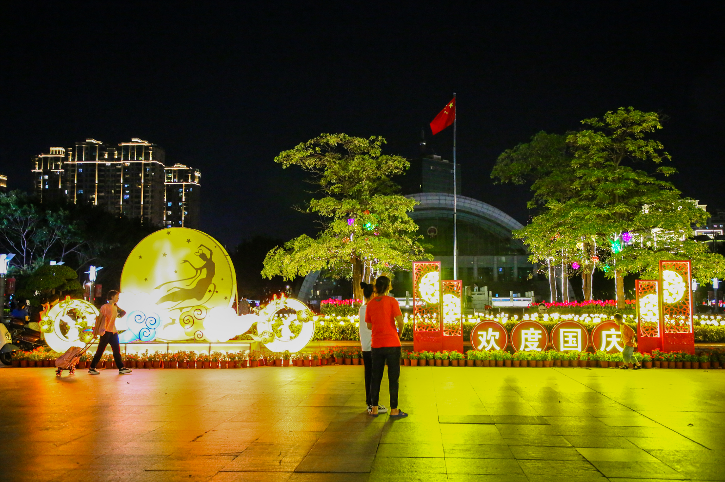 【網(wǎng)絡(luò)中國節(jié)·中秋】國旗紅，鮮花美,，燈光靚！長樂街頭不一般！