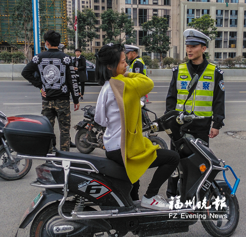 橘園洲大橋附近1小時(shí)查處40起非機(jī)動車違法 