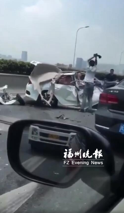 三環(huán)小車追尾大掛車被撞爛 車上人員暫無生命危險