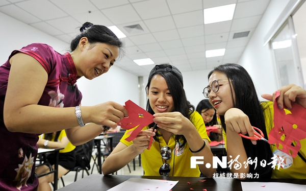 第二屆兩岸大學(xué)生領(lǐng)袖營參觀福州 營員拜師學(xué)藝 