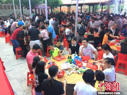 首屆海峽兩岸博餅民俗嘉年華福建晉江舉行