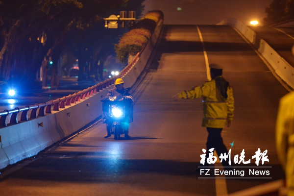 涉嫌套牌摩托車夜闖二環(huán)高架橋　遇交警設卡檢查